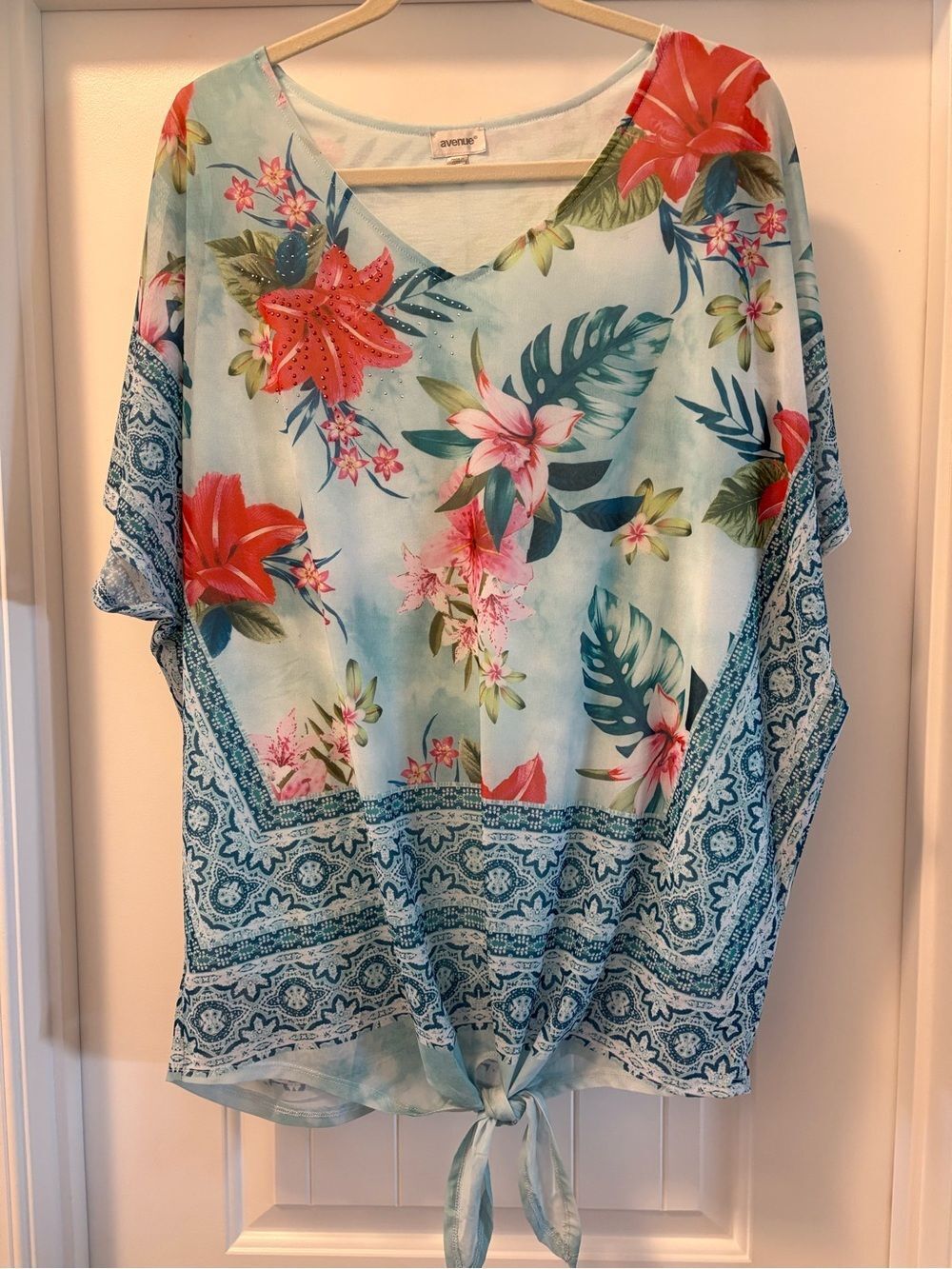 Avenue Tropical Floral Tie-Front Tunic in Light Blue and Coral Size 14 / 16